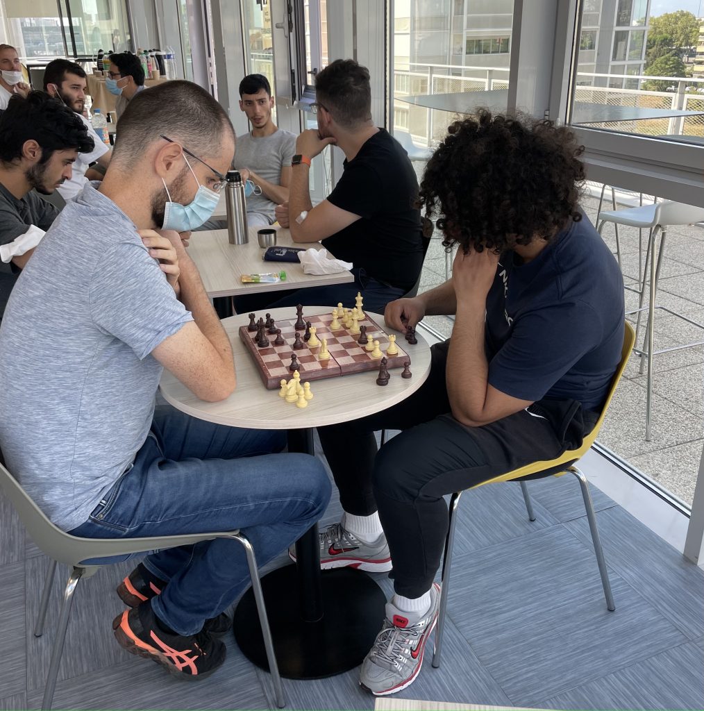 Méthode - Photographie de deux étudiants jouant à une partie d'échecs, qui va gagner ?
